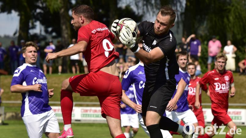 Torwart Jonas Lang packt energisch zu. Er und sein TSV Detag Wernberg sind mit zuletzt zwei Niederlagen nicht mehr Verfolger Nummer eins von Spitzenreiter 1. FC Schwarzenfeld. Archivbild: ham