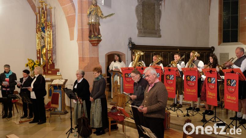 &quot;Mit frohen Herzen&quot; verneigten sich Bläser der Stadtkapelle, der Josefshofer Hausgsang, die Flötengruppe Lober und die Solisten Josef Kämpf und Hermann Schreml bei einem Marienlob in der Stadtpfarrkirche vor der Schutzfrau Bayerns Bild: do