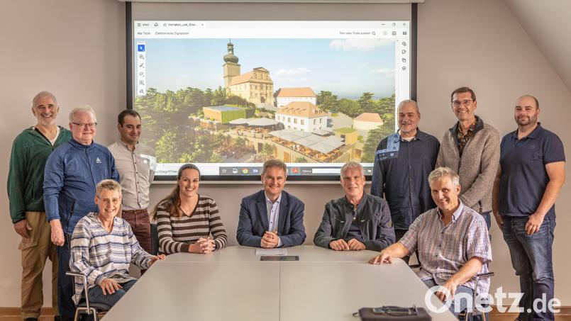 Der Naturschutzbeirat nimmt für die elft Amtsperiode bis 2029 mit dem Vorsitzenden Bernhard Mitko (Mitte, sitzend) seine Arbeit auf. Bild: Michael Golinski/Stadt Amberg