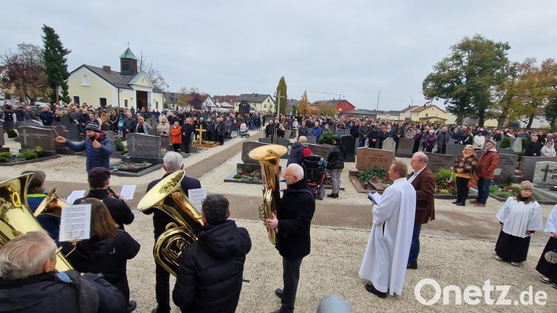 Der Gräbergang auf dem Friedhof, wie hier in Schwarzenfeld, steht im Mittelpunkt des Allerheiligentages. Bild: mab