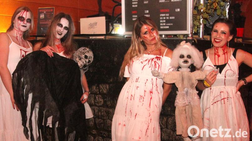 Vampire gruseln gerne gemeinsam. So wie bei der Halloween-Party in der Sportparkhalle in Schwarzenfeld. . Bild: Hirsch