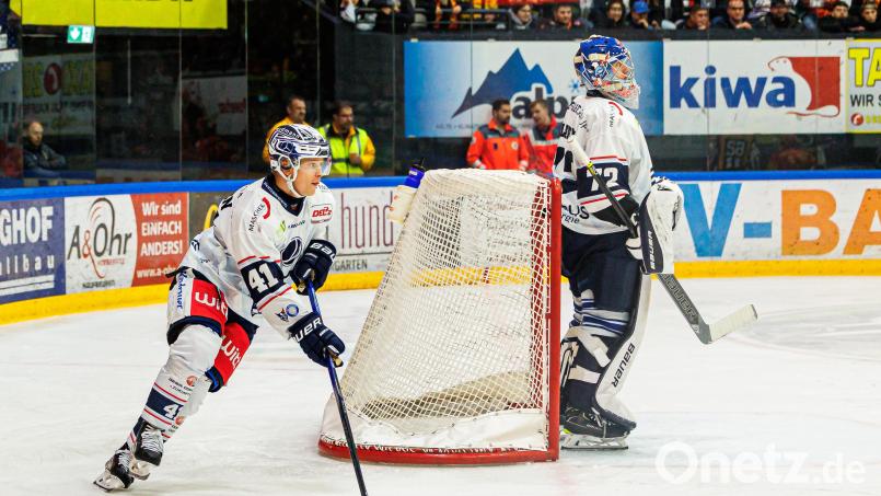Mads Larsen (links, Szene aus dem Spiel in Kaufbeuren) traf zwar zur 1:0-Führung für die Blue Devils Weiden in Freiburg, am Ende setzte es jedoch eine 1:2-Niederlage. Archivbild: Werner Moller