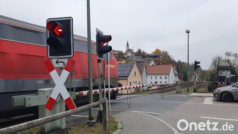 Kann der Bahnübergang Nabburg durch einen Tunnelbau beseitigt werden? Darüber informierte sich der Stadtrat am Donnerstag. Bild: Hösamer
