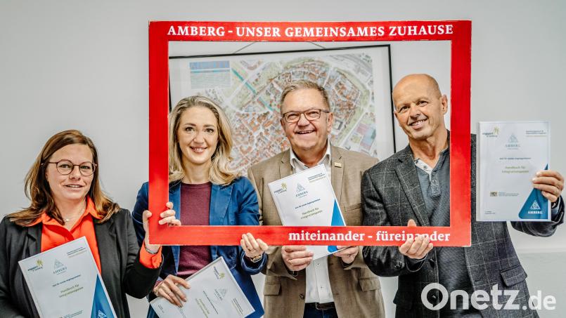Die sechste Auflage des Handbuchs für Integrationspaten soll die Integrationsarbeit erleichtern, dies meinen Sozialamtsleiter Martin Reinhardt (rechts), Bürgermeister Martin Preuß, Elisabeth Triller (Leiterin der Freiwilligenagentur) und Integrationslotsin Melanie Benz (links). Bild: Michael Golinski, Stadt Amberg