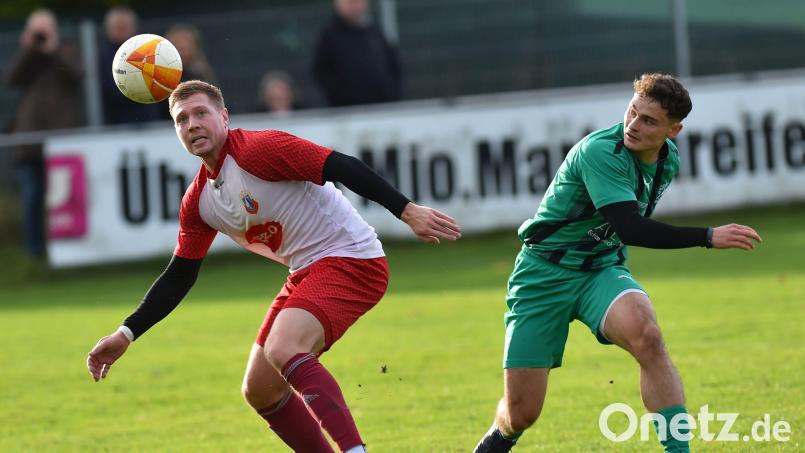 FC Weiden-Ost - SpVgg Vohenstrauß 4:2 vom 12.10.2024; Max Wittmann (rechts, FC) gegen Sebastian Striegl Archivbild: A. Schwarzmeier