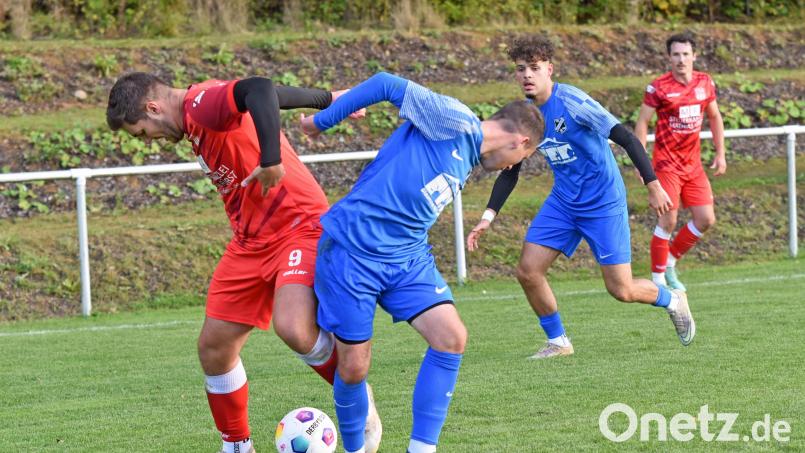 Kreisliga-2-Spitzenreiter TSV Waldershof (links Julian Schindler beim 1:0-Sieg gegen den TSV Thiersheim) empfängt am Sonntag den Tabellenzweiten SV Mitterteich II. Bild: Gebert