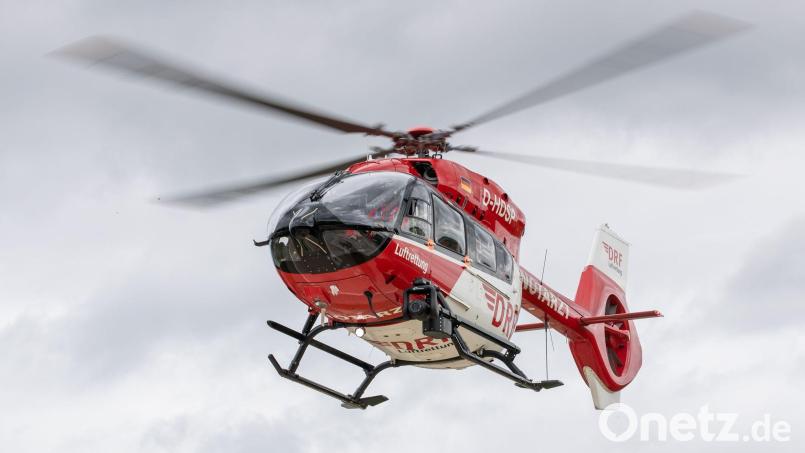 Mit einem Rettungshubschrauber wurde der Bub in ein Krankenhauss gebracht. Symbolbild: Daniel Karmann/dpa