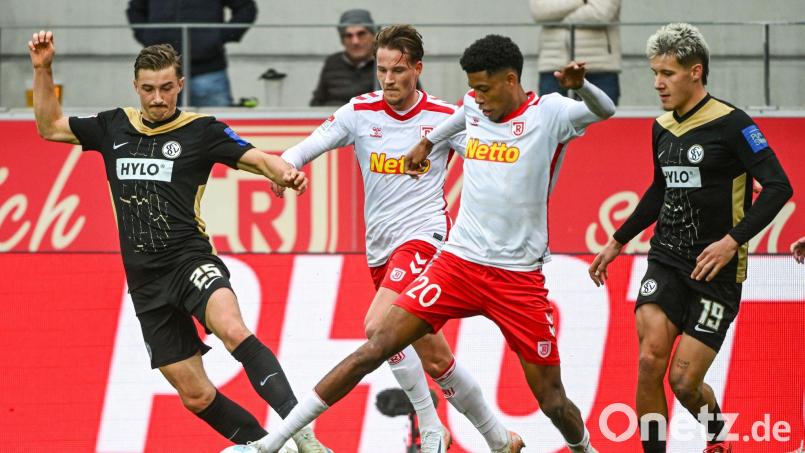 Noah Ganaus beweist seinen Torriecher. Bild: Armin Weigel/dpa