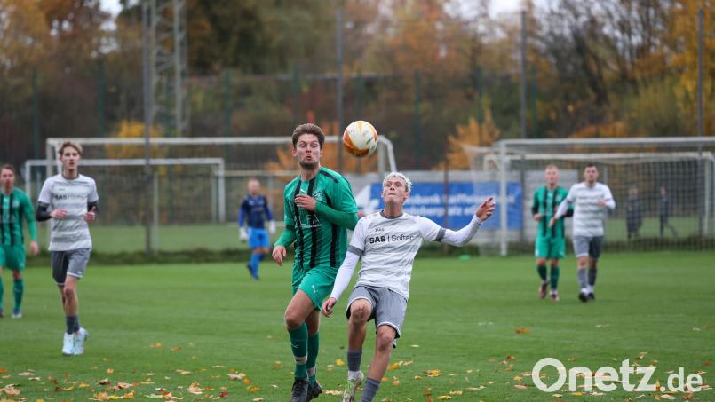 Kampf war Trumpf im Stadtderby der Bezirksliga Nord zwischen dem FC Weiden-Ost und der SpVgg SV Weiden II. In dieser Szene duellieren sich "Ostler" David Hofmeister (links) und Torschütze Paul Brand. Bild: Dieter Jäschke