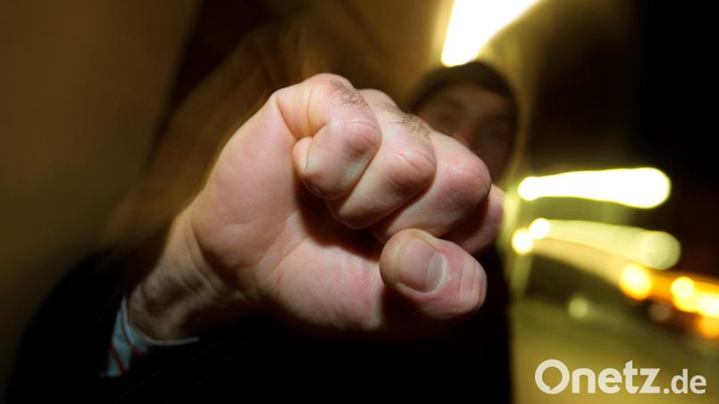 In einer Weidener Gaststätte zeigte sich ein 38-Jähriger aggressiv gegenüber Gästen und Polizeibeamten. Symbolbild:  Karl-Josef Hildenbrand/dpa