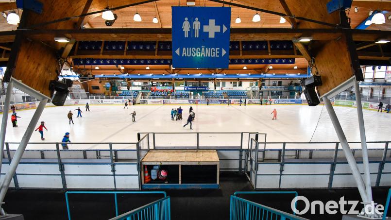 Eine 16-Jährige wurde in der Amberger Eishalle bestohlen. Bild: Petra Hartl