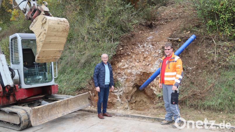 Bürgermeister Erwin Geitner (links) machte sich ein Bild über die fortschreitenden Sanierungsarbeiten in der Vilshofener Kesselbergstraße. Bild: mrr