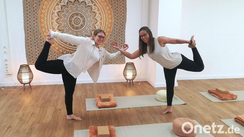 Ramona Lindner (links) und Angela Übelacker geben eine kleine Kostprobe der vielfältigen Übungen, die sie bei Kursen in ihrem neuen Yoga- und Gesundheitsraum in Mitterteich praktizieren werden. Bild: lnz
