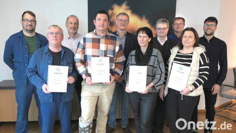 Daniela Kick, Andrea Leitl, Christian Sander und Gerd Suttner (vordere Reihe von rechts) blicken zusammen auf eine Betriebszugehörigkeit beim Zweckverband Müllverwertung Schwandorf von insgesamt 80 Jahren zurück. Verbandsdirektor Thomas Knoll (Vierter von rechts) gratuliere den Arbeitsjubilaren. Bild: Stefan Karl/exb