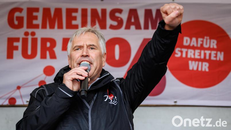 Horst Ott, Verhandlungsführer IG Metall Bayern, ruft auch am Montag wieder zu Warnstreiks in der Metall- und Elektroindustrie auf. Bild: Daniel Karmann/dpa