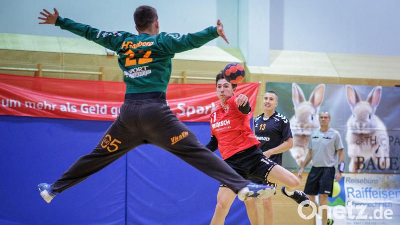 Andreas Salomon (rotes Trikot) und die Oberviechtacher hielten gegen die HG Amberg lange gut mit. Bild: Günter Uschold
