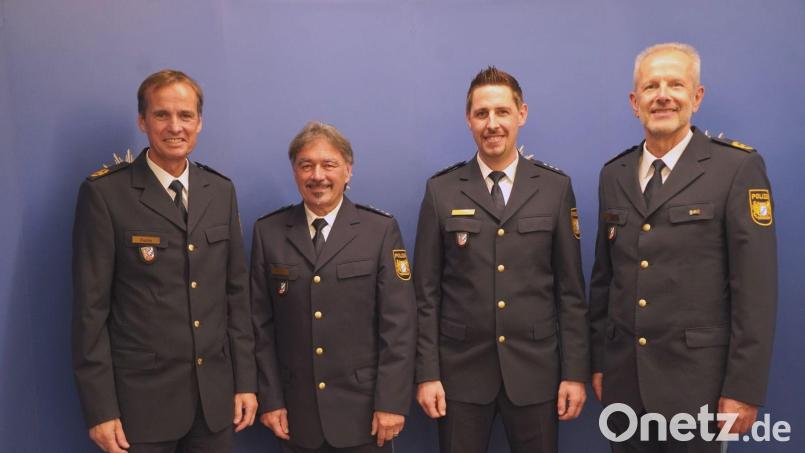 Polizeivizepräsident Robert Fuchs (links) und Präsident Thomas Schöniger (rechts) posieren mit Erich Wiesnet (Zweiter von links) und dessen temporären Nachfolger Robert Lorenz für ein Erinnerungsfoto. Bild: Polizeipräsidium Oberpfalz