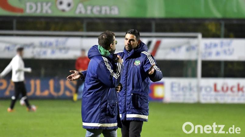 Serdal Gündogan (rechts, im Gespräch mit seinem Trainerkollegen Florian Schlicker) sah bei der 1:2-Niederlage der DJK Ammerthal in Neudrossenfeld die Gelb-Rote Karte. Archivbild: Hubert Ziegler