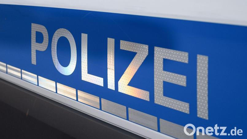 Die Marktredwitzer Polizei sucht den oder die Unbekannten, die einen Glasschmetterling von einem Grab gestohlen haben. Symbolbild: Daniel Vogl/dpa