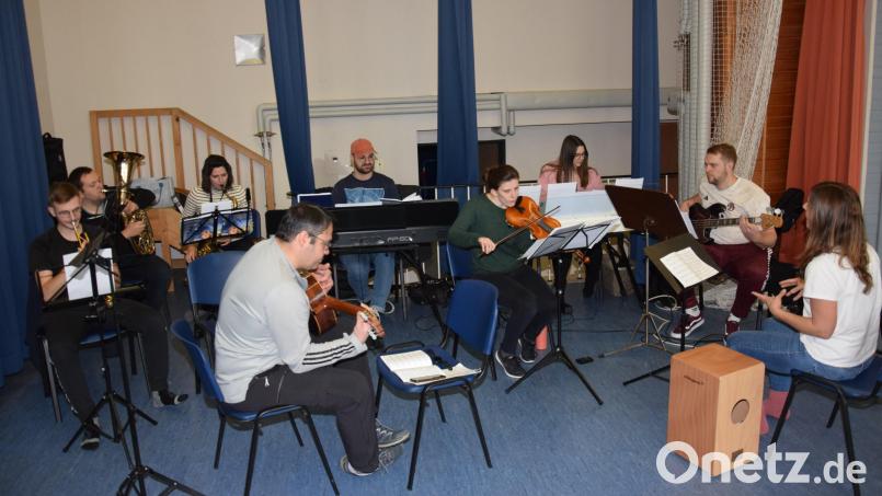 Die Band wurde wieder eigens für das Musical zusammengestellt und probt fleißig unter der Leitung von Manuela Grünauer (vorne rechts). Bild: fla