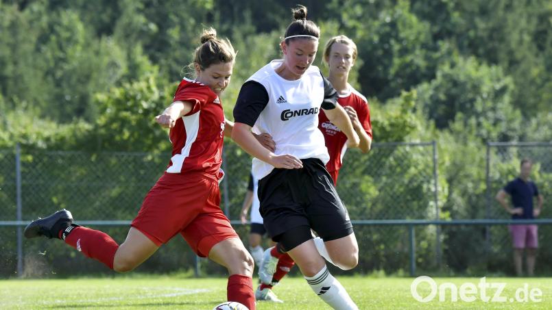 Anna Kreißl (weißes Trikot/Szene aus einem anderen Spiel) ist normalerweise im Feld unterwegs. Gegen Bad Aibling musste sie zur Pause ins Tor. Archivbild: Hubert Ziegler