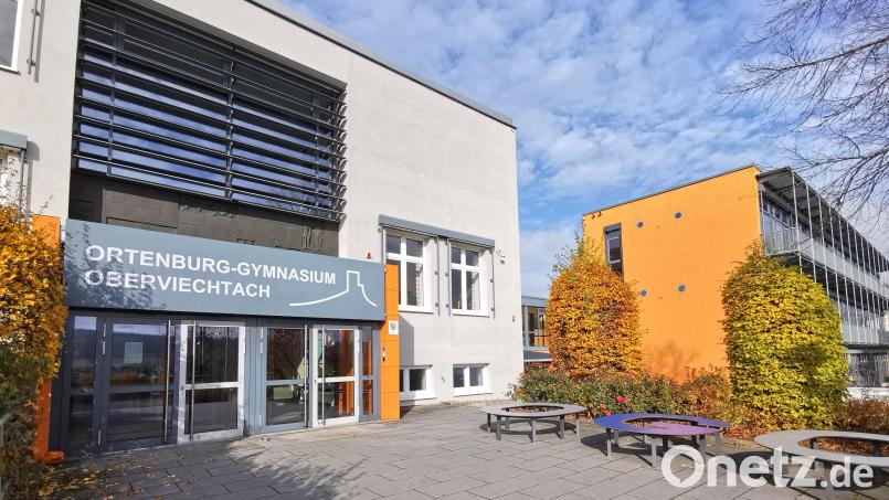 Das Ortenburg-Gymnasium Oberviechtach ist ab Herbst 2025 eine von sechs Schulen entlang der bayerisch-tschechischen Grenze mit dem neuen Profil „bilinguale Schule“. Das hat der Ministerrat Ende Oktober beschlossen. Bild: Portner