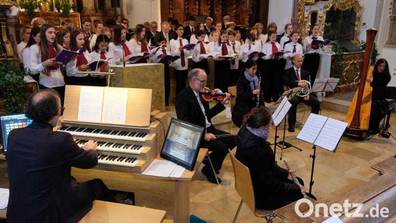 Über 50 Mirwirkende der Kantorei der evangelischen Kreuzkirche, des Kammerchores des Markgräfin-Wilhelmine-Gymnasiums und des New European Soloists Ensembles Bayreuth imponierten in der Klosterkirche Speinshart mit der fulminanten &quot;Totenmesse&quot; For The Living. Bild: do