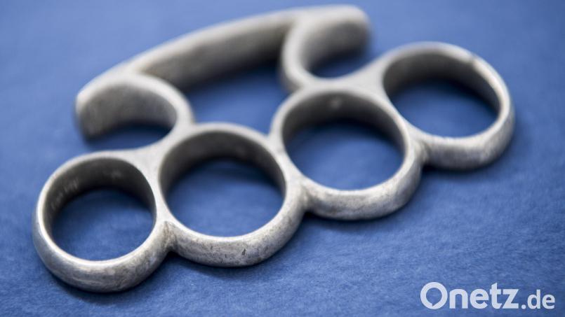 Beamte der Grenzpolizeiinspektion Selb fanden Schlagringe in den Turnschuhen eines 22-Jährigen. Bild: Malte Christians