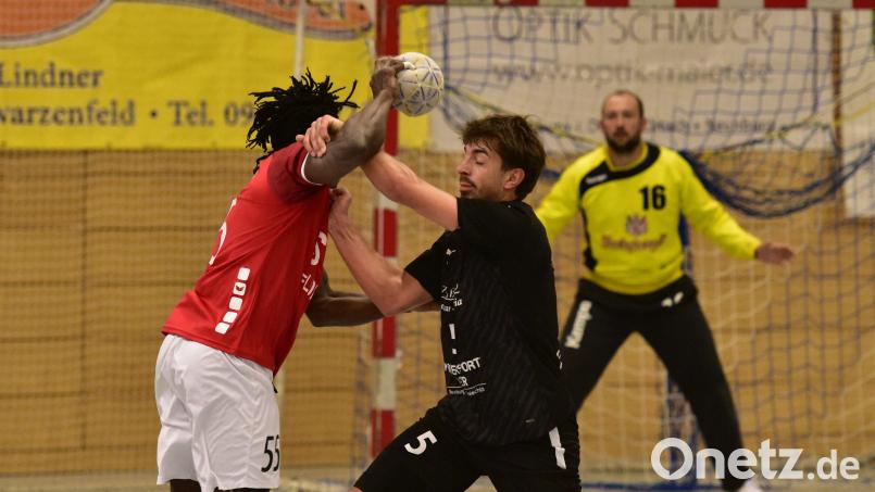 Moritz Müller (schwarzes Trikot/Szene aus dem Spiel gegen Altdorf) war in Wackersdorf sieben Mal für die HSG erfolgreich. Bild: mhs