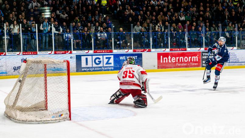 Plötzlich gehen die Scheiben rein: Luca Gläser (rechts) erzielte beim 5:3-Heimsieg der Blue Devils Weiden gegen den EC Bad Nauheim seine Saisontore fünf, sechs und sieben. In dieser Szene lässt er Gerald Kuhn im Tor keine Abwehrchance. Bild: Elke Englmaier