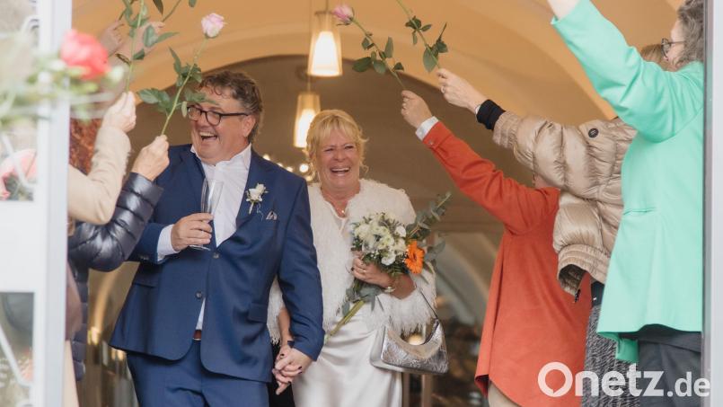 Beate und Gerhard Bauer wurden nach der standesamtlichen Trauung von Freunden und Kollegen mit einem Spalier überrascht. Bild: Stefan Köstler/Fotostudio Hummer/exb