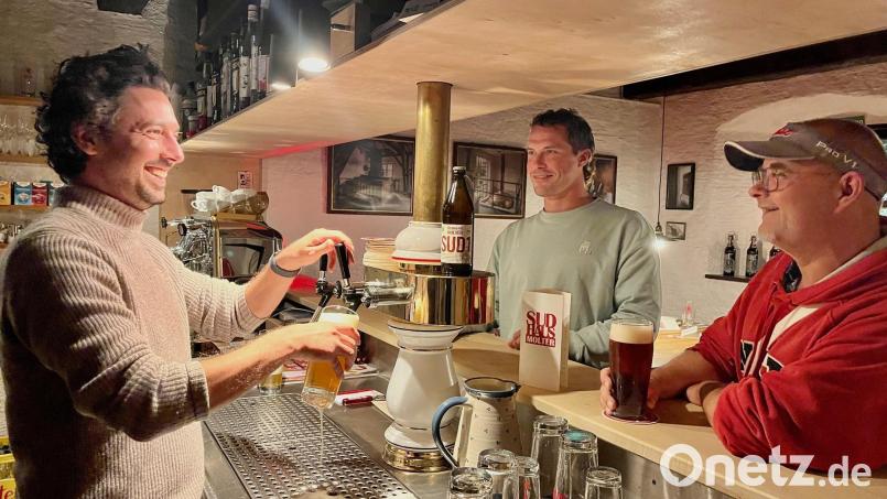 Im Herbst und Winter zapft Lino Molter das Bier seiner Brauerei im Sudhaus in Weiden. Bild: Gabi Schönberger
