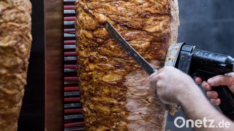 Die Polizei hat den Fahrer eines Kühltransports kontrolliert, der 2.600 Kilo Dönerfleisch zu viel dabei hatte. Symbolbild: Sven Hoppe