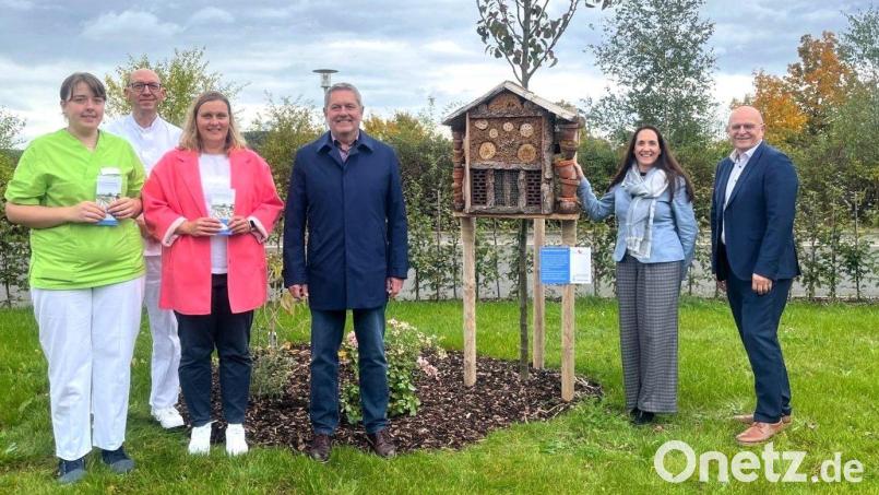 Schön ist er geworden, der Begegnungsgarten der St.-Johannes-Klinik Auerbach. Das finden auch (von links): Caroline Gerstenhöfer, Chefarzt Dr. Edmund Goß, Stefanie Wiesend (Stab Pflegedirektion), Bürgermeister Joachim Neuß, Carina Ellerhoff (Pflegedirektorin) und Thomas Baldauf (Stellvertretender Vorstand). Bild: Tanja Popp/exb