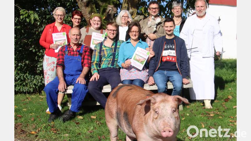 Die Theatergruppe Tiefenbach präsentiert das Stück &quot;Lass die Sau raus“. Bild: Prögler/exb