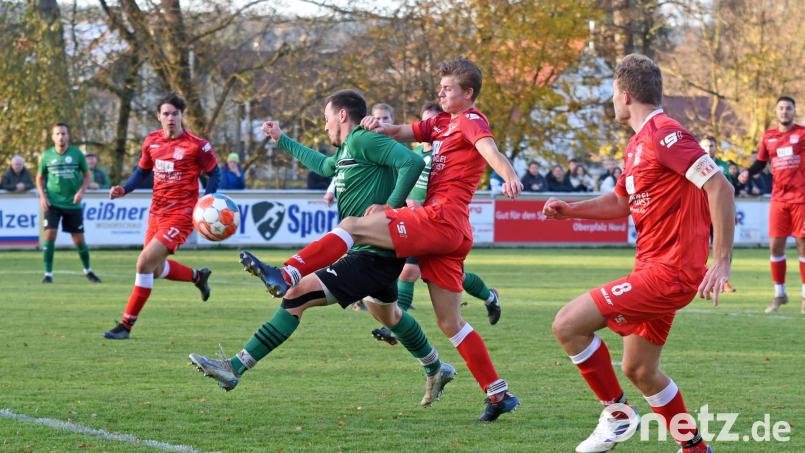 Im Schlagerspiel der Kreisliga 2 trennten sich Spitzenreiter TSV Waldershof und der bisherige Tabellenzweite SV Mitterteich 0:0. Hier kommt Nick Adam (Zweiter von rechts) vor dem Mitterteicher Tobias Müller zum Schuss. Bild: Gebert