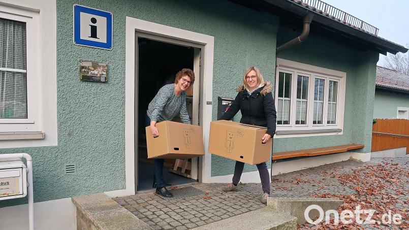 Ihre Tätigkeit am Schreibtisch tauschten Regina Wildenauer (links) und Melanie Höfer (rechts) von der Gemeindeverwaltung am Montag mit dem Schleppen von schweren Umzugskartons. Bild: bsc