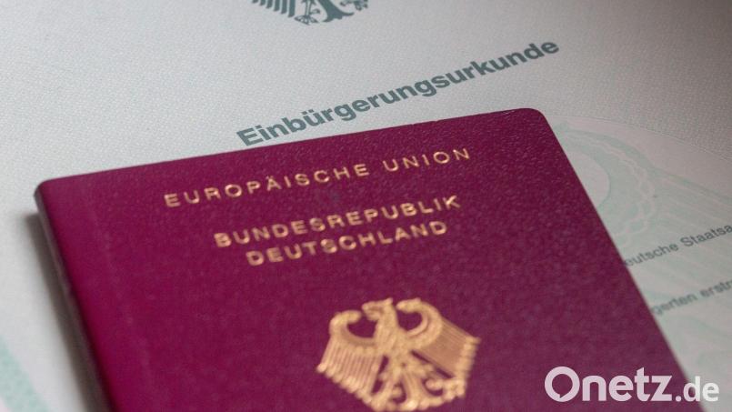 Im vergangenen Jahr haben im Landkreis Schwandorf 379 Personen die Einbürgerungsurkunde erhalten. Bild: Fernando Gutierrez-Juarez/dpa