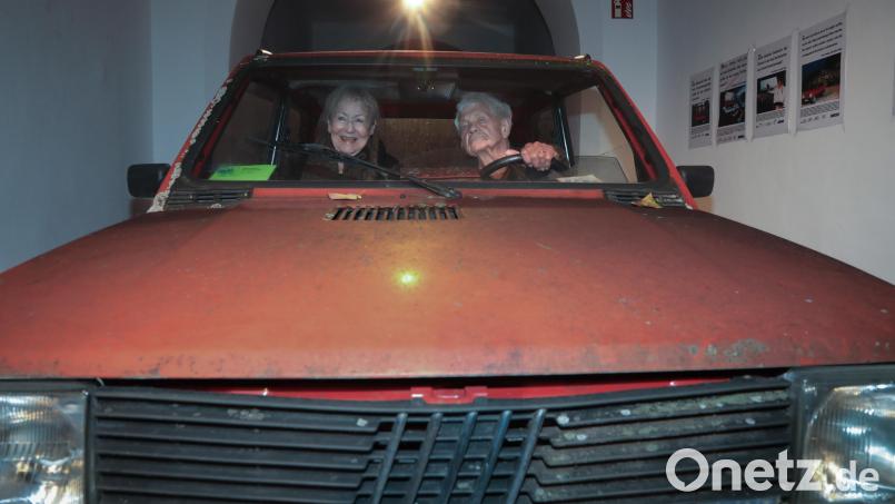 Der Fiat Panda von Regina (links) und Eckhard (rechts) Henscheid durfte jetzt im Amberger Luftmuseum eine fahrende Rolle spielen. Wer so ein Auto fährt, muss übrigens so kühn schauen. Bild: Wolfgang Steinbacher