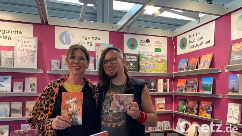 Autorin Antonia Vitz bei der Frankfurter Buchmesse zusammen mit dem Musiker Daniel &quot;Gumo&quot; Reiss, ihrem Partner bei Lesungen und Buchprojekten. Bild: Reiss/exb