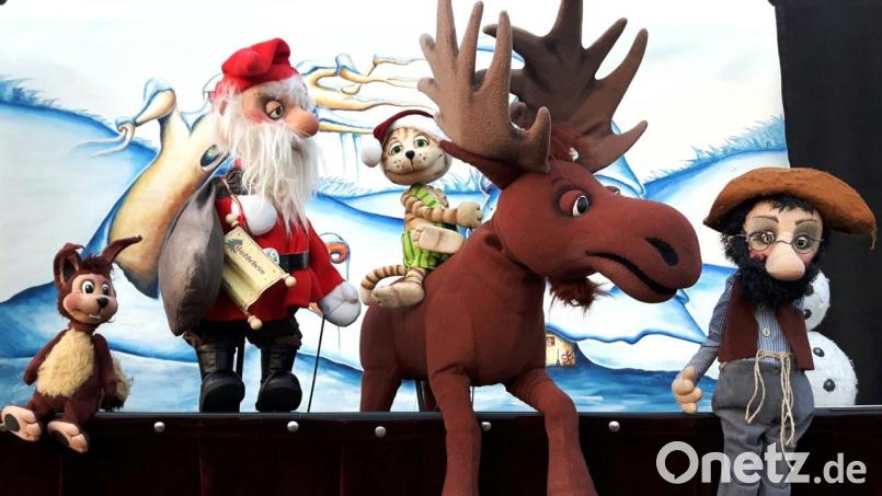 Petterson und Findus erleben ihre eigene (Vor-)Weihnachtsgeschichte auf der Puppenbühne. Bild: Tim Sperlich/exb