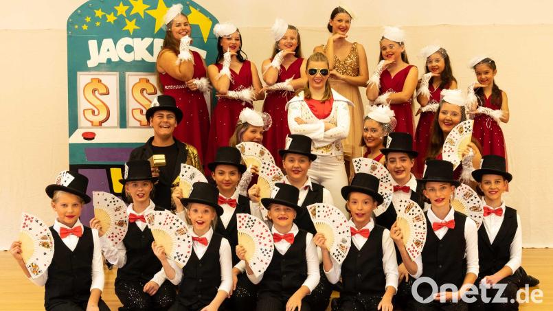 Ein Hingucker: Die Tanzgruppe Las Vegas. Bild: Michael Welnhofer/exb