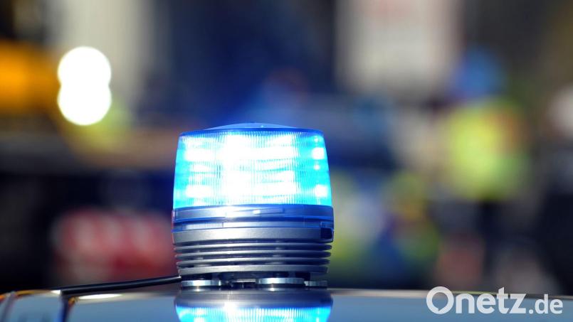 Blaulichteinsatz wegen eines rauchenden BMWs: Der Schaden beläuft sich auf rund 1000 Euro. Bild: Stefan Puchner/dpa