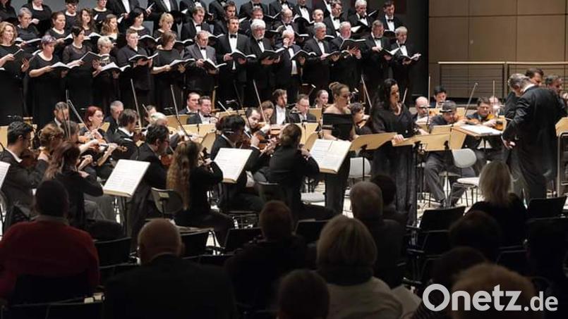 Der Cerchovan-Chor aus Domazlice wird im Mozart-Requiem vom Westböhmischen Symphonieorchester Mariánske Lázne begleitet. Bild: K. Honysová/exb