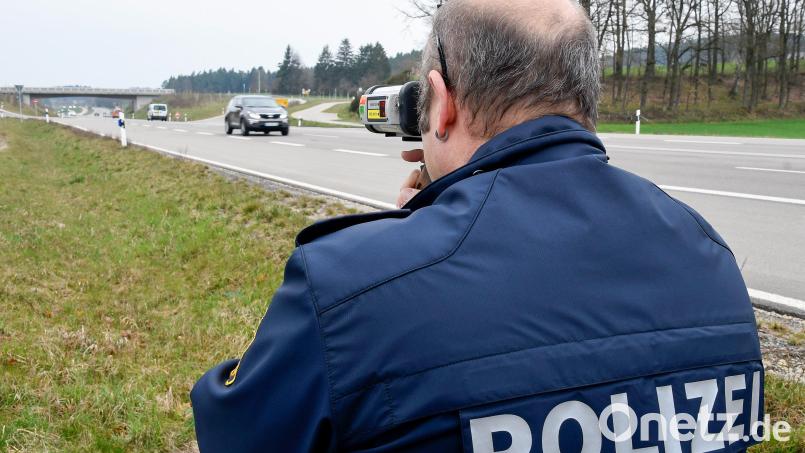 Bei Sulzbach-Rosenberg haben Polizeibeamte die Geschwindigkeit der Verkehrsteilnehmer kontrolliert. Symbolbild: Petra Hartl