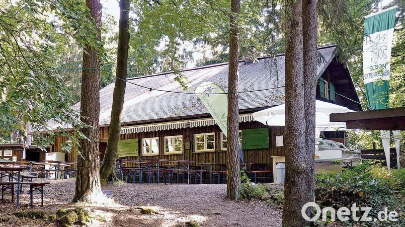 Die Angfeldhütte in 510 Meter Höhe auf dem Hirtenberg ist ein Schmuckstück im Besitz der DAV-Sektion Sulzbach-Rosenberg. Im Sommer können Übernachtungsgäste in toller Natur-Umgebung grillen, im Winter bietet der Aufenthaltsraum mit 55 Sitzplätzen und einem Kachelofen eine urig-gemütliche Atmosphäre. Bild: DAV Sektion Sulzbach-Rosenberg