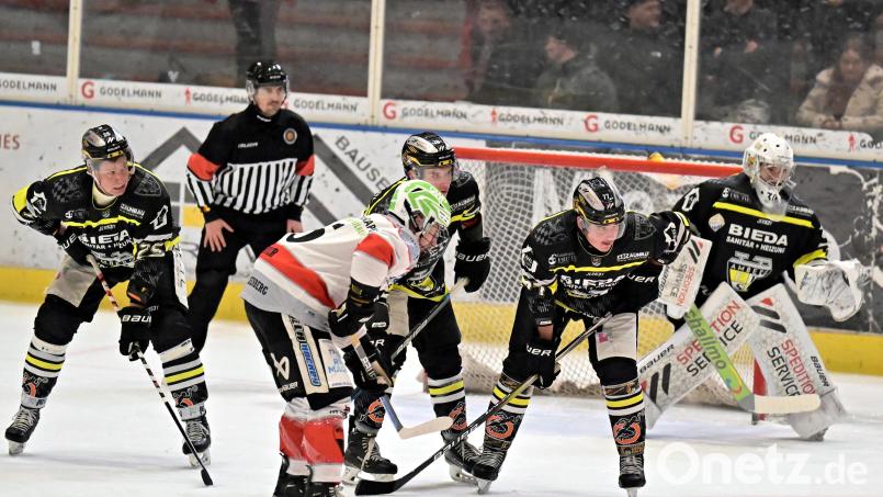 ERSC-Torhüter Timotej Pancur (rechts) bot gegen Peißenberg eine starke Partie. Er konnte sich aber auch auf seine Vorderleute verlassen. Bild: Hubert Ziegler