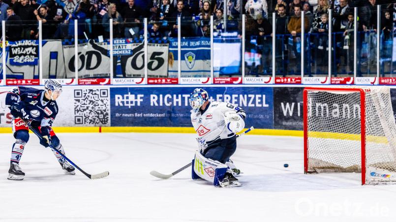 Wieder vorbei: In dieser Szene setzt Vladislav Filin (links), der Torschütze zum zwischenzeitlichen 1:0-Führung, die Scheibe neben das Tor der Dresdner Eislöwen. Bild: Tobias Neubert