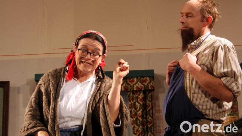 Magd Urschl (Martina Würl) liest dem Nachbarn, Korbinian Zirngibl, einmal ganz ordentlich die Leviten. Bild: wro