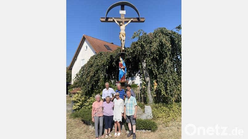 Freude über die gelungene Restaurierung: (vorne links beginnend) Adelheid Ries, Sieglinde Kurz, Bürgermeisterin Gaby Wittleben, Siegfried Ries; (hinten von links) Gerhard Peter, Josef Hochmuth und Katharina Hochmuth. Bild: Peter/exb